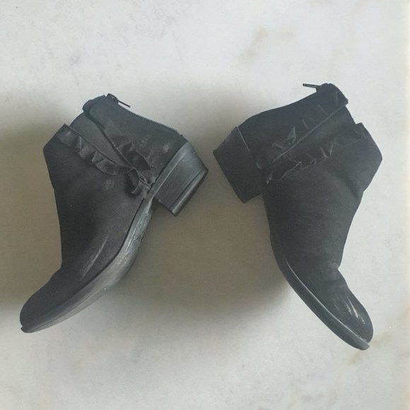 JustFab black chelsea ankle boots / booties ruffle - Picture 6 of 10